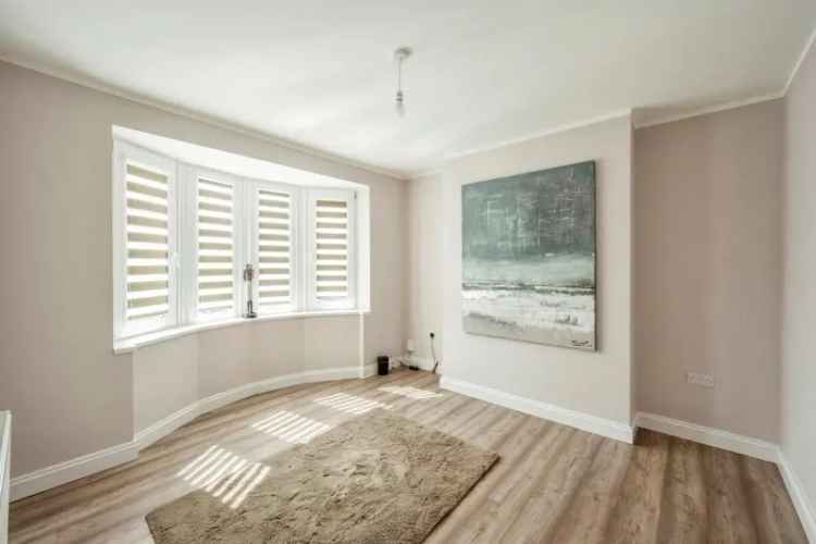3 Bed Semi-Detached House with Modern Kitchen and Garage
