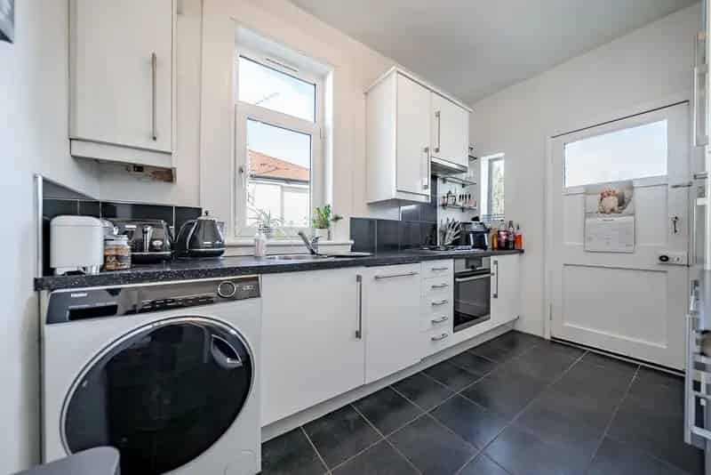 Stunning Upgraded Bungalow in Giffnock Near Williamwood Station