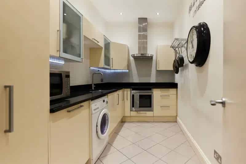 Shepherd's Bush Apartment: Vibrant Lifestyle and Easy Access to Amenities