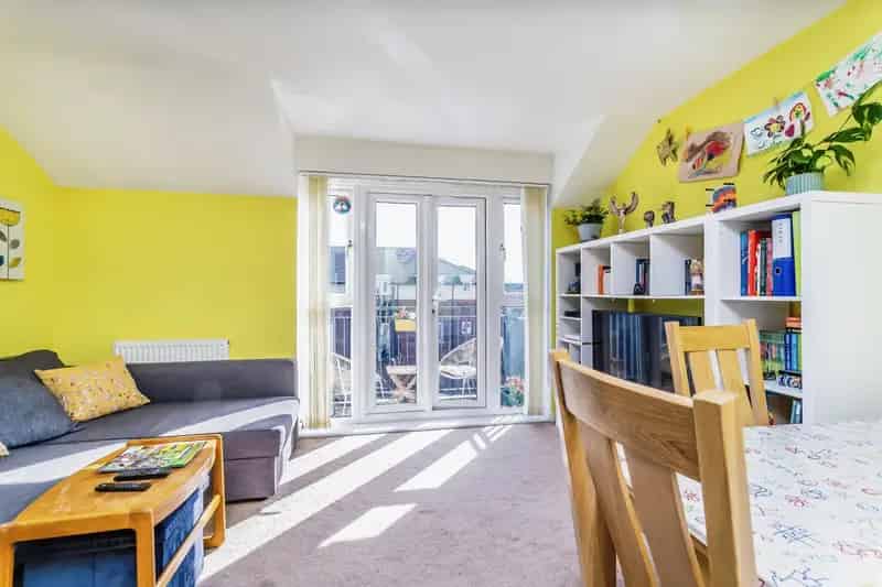 2 Double Bedroom Apartment Near 3 Train Stations