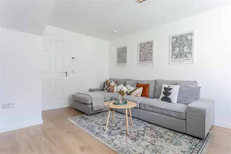 3 Bed Semi-Detached House with Garage and Garden