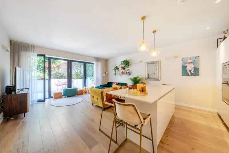 Split Level Apartment 3 Double Bedrooms Garden Parking