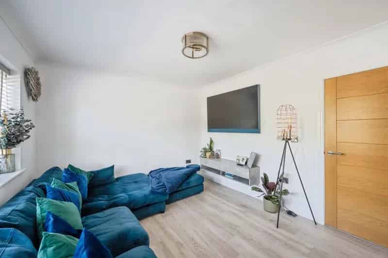 5 Bed House with Open Plan Kitchen Diner and Garage