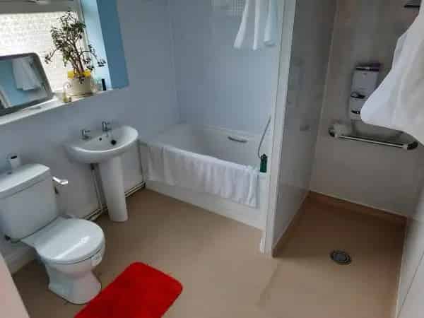 Spacious 1-Bed Bungalow with Wet Room
