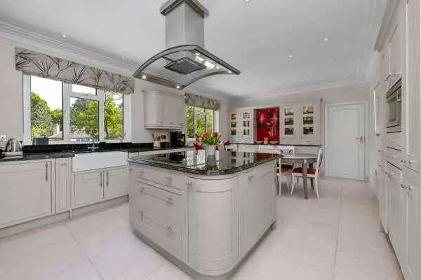 Family Home in Weybridge Park Estate 5 Beds 3 Baths