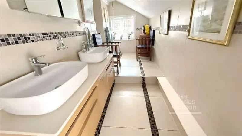 3-4 Bed Detached House for Sale in Ryde