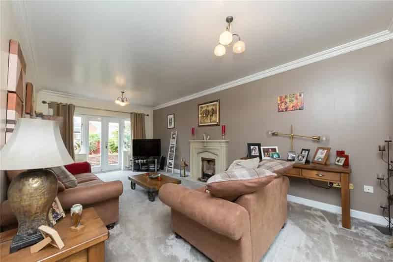 Spacious 5 Bed Family Home in Gated Golf Course Development