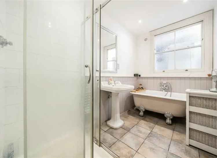 Maisonette For Sale in London, England