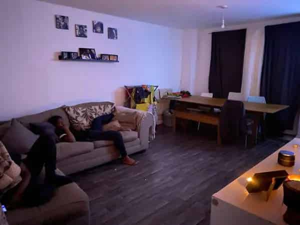 Spacious 2-Bed Flat Near Wandsworth Town Station