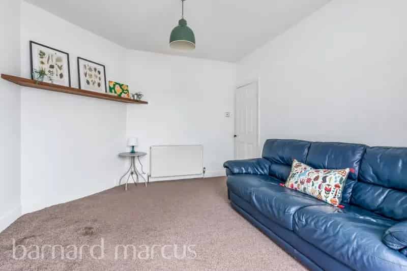 Feltham One-Bedroom Maisonette Near Train Station and Heathrow