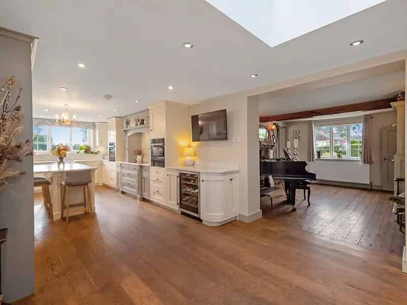 5 Bedroom Detached House with Annexe and Gardens