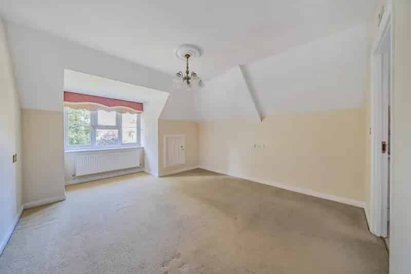 2 Bed 3 Bath Penthouse Apartment with Garage Near Mainline Station