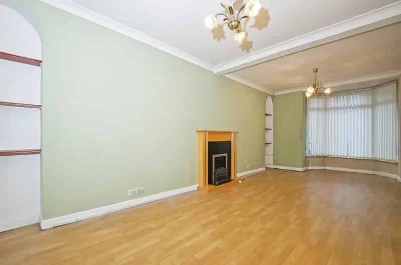 3 Bedroom Terraced House with Double Garage and Garden