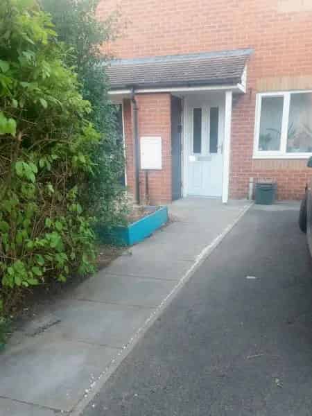 2 Double Bedroom House with Driveway and Garden Pets Allowed