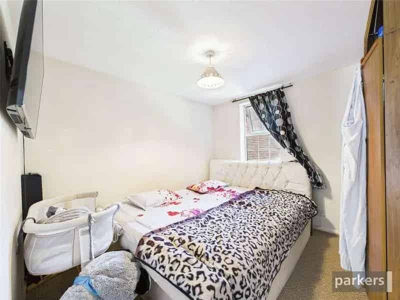 2 Bed Flat for Sale Garage Residents Parking Communal Gardens
