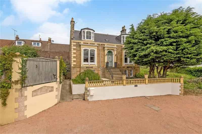 4 Bed Detached House with 3 Reception Rooms in Cupar
