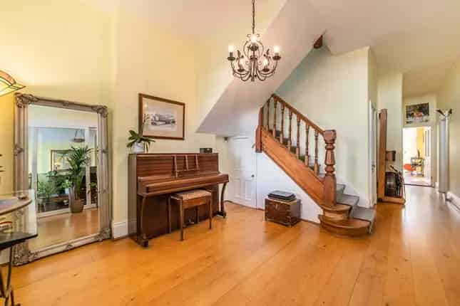 Elegant 5-Bedroom Detached House West London