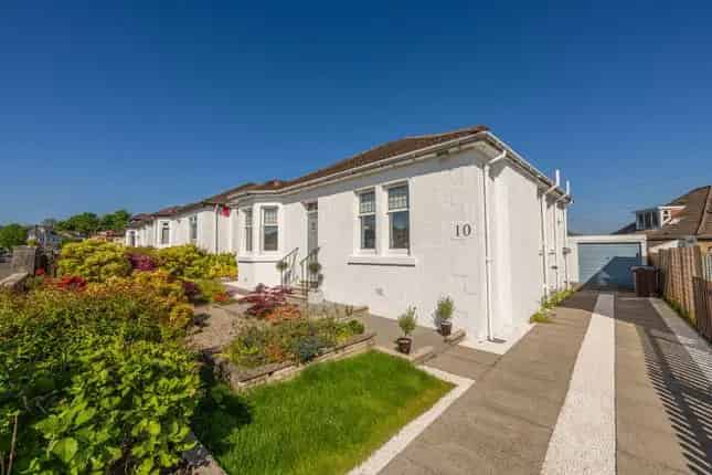 Detached Bungalow for Sale in Giffnock
