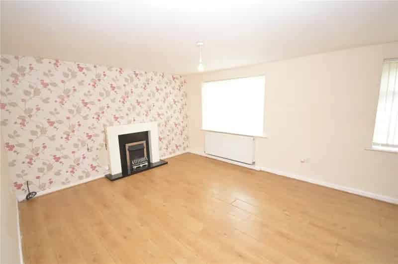 Spacious 2-Bed End Terrace House Near M62 M1 Motorways