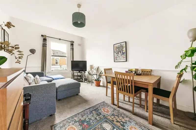 3 Bedroom Flat near Brixton Station