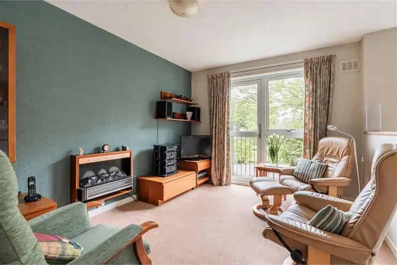1 Bed Ground Floor Flat with Balcony and Garden