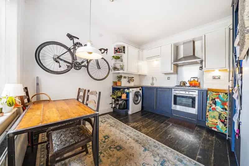 One Bedroom Flat with Eat in Kitchen and Parking