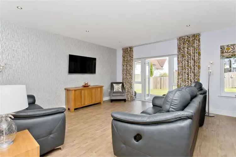 6 Bed House - Detached with 2 Reception Rooms