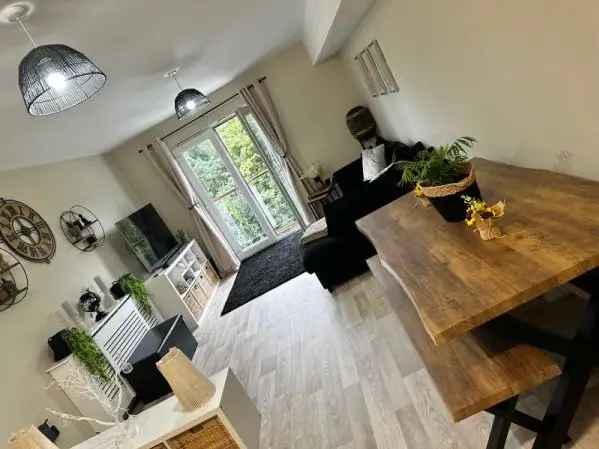 Flat For Rent in Tandridge, England