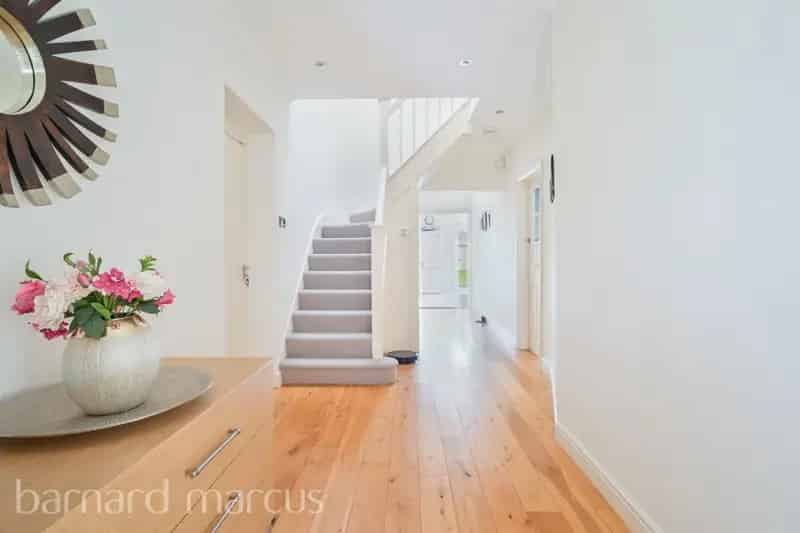 Four Double Bedroom Detached Family Home with Garden and Studio