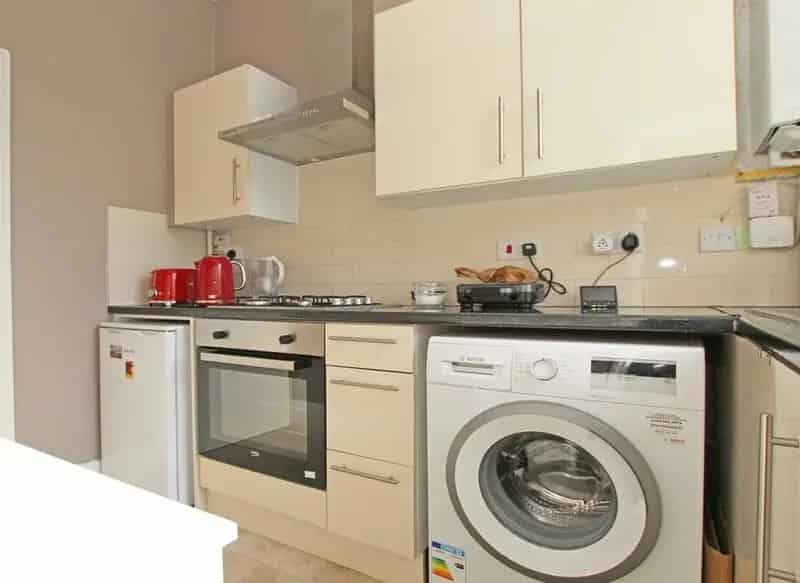 Spacious One Bedroom Apartment near Richmond Station