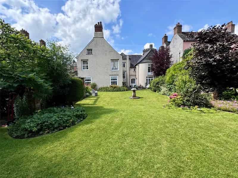 8 Bedroom Georgian Townhouse Brecon Large Garden Annex