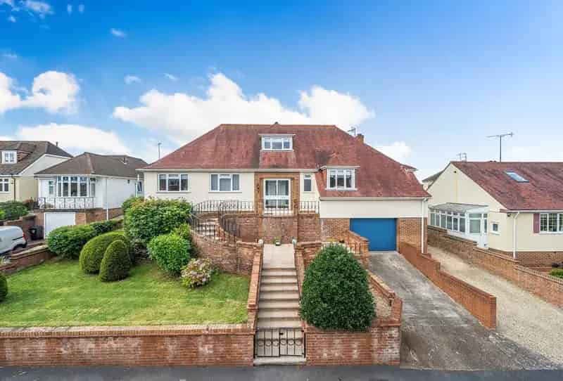 4 Bedroom Bungalow For Sale