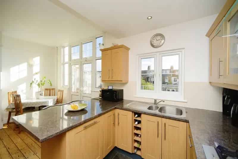 4 Floor House with Versatile Living Space and Large Garden