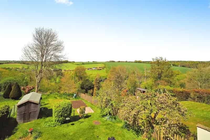 5 Bedroom House with Countryside Views and Ample Parking