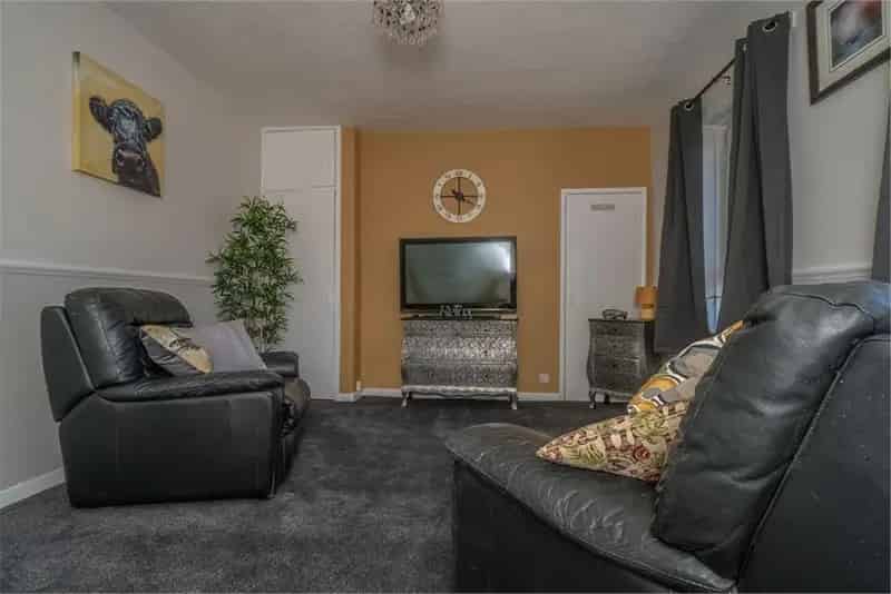 3 Bed Top Floor Flat Pilton Freshly Decorated Near Amenities