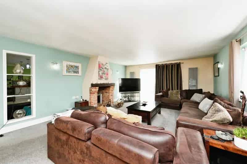 Spacious Detached Bungalow with Four Bedrooms and Annex Potential
