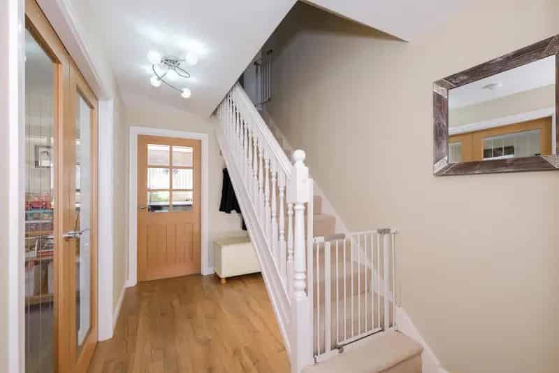 4 Double Bedroom Detached House with Modern Amenities and Classic Appeal