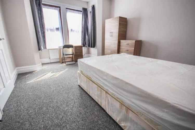 6 Bedroom Detached House for Rent in Winton Bournemouth