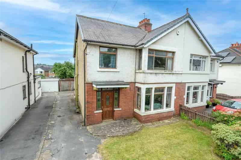 Spacious 3-Bed Semi-Detached House in Horsforth