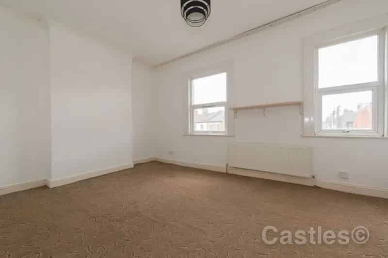 4 Bedroom End of Terrace House To Rent