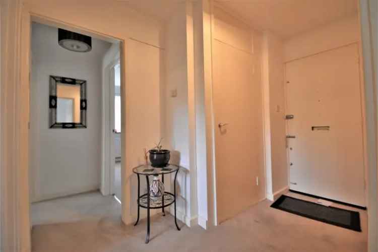 2 Bedroom Flat for Sale in Walton-on-Thames