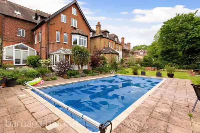 One Bedroom Flat near Tooting Bec Station with Pool Access