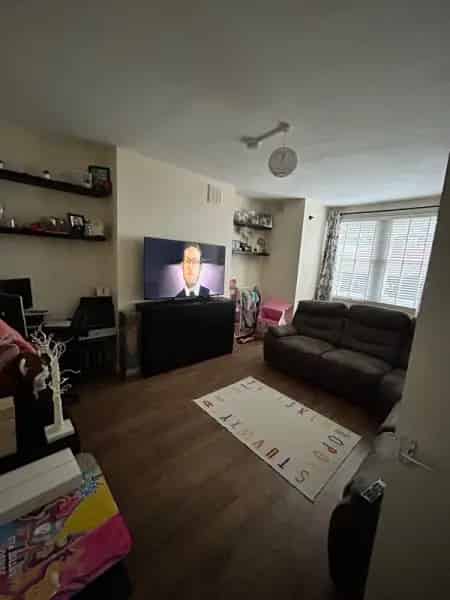 Large 1 Bedroom Basement Flat with Private Garden and Wet Room