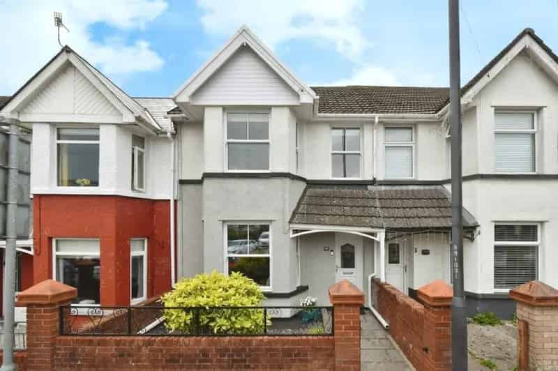 3 Bedroom Terrace House Family Home Near Amenities