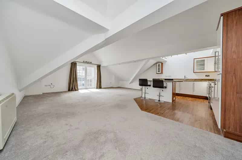 Modern 2 Bed Top Floor Apartment with Parking Near Leeds