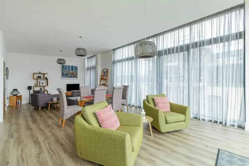 2 Bedroom Apartment Bath Riverside City Centre Access