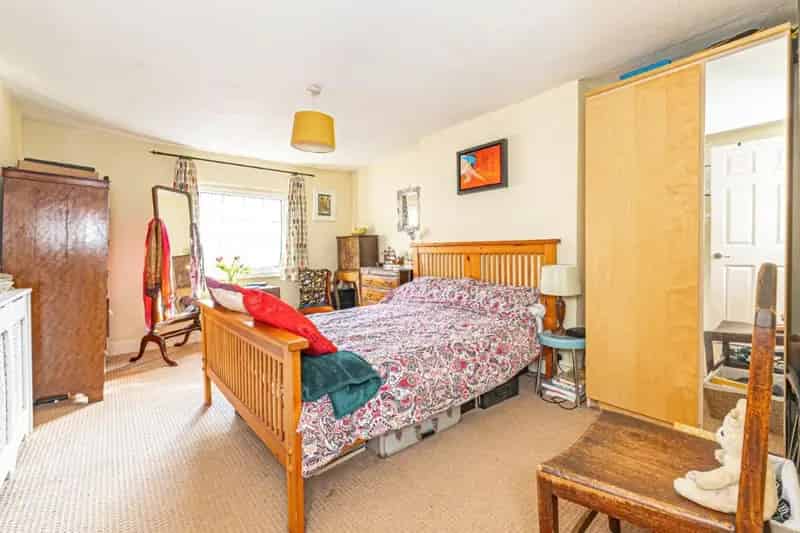 2 Bed Duplex Apartment High Street Location