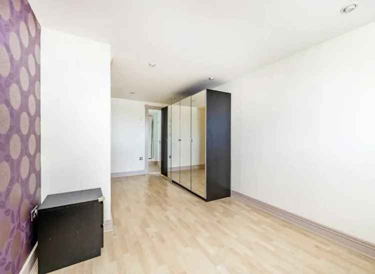 Large 2-Bedroom River View Apartment Near Mudchute DLR