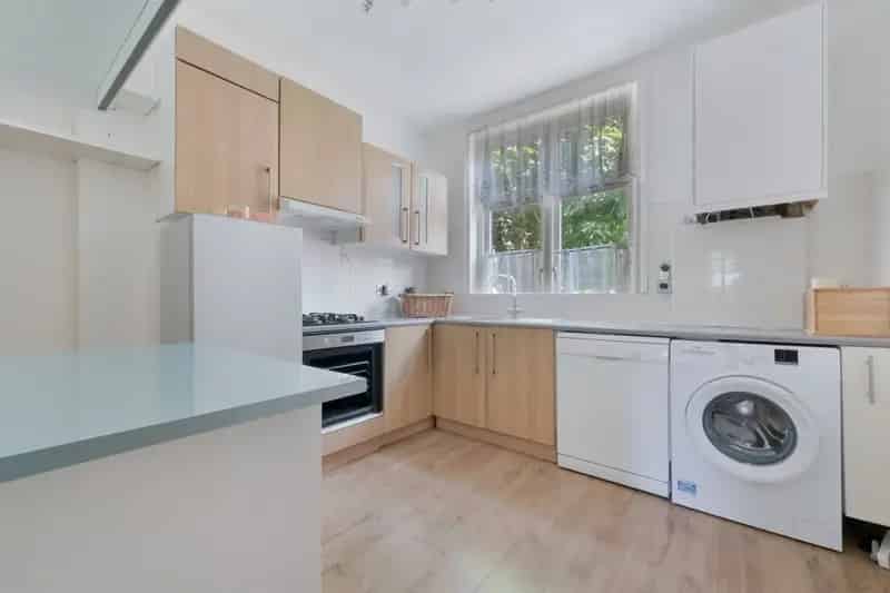 Spacious Flat near Gunnersbury Station