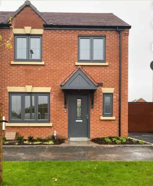 Spacious 3 Bedroom House Near Oakley School